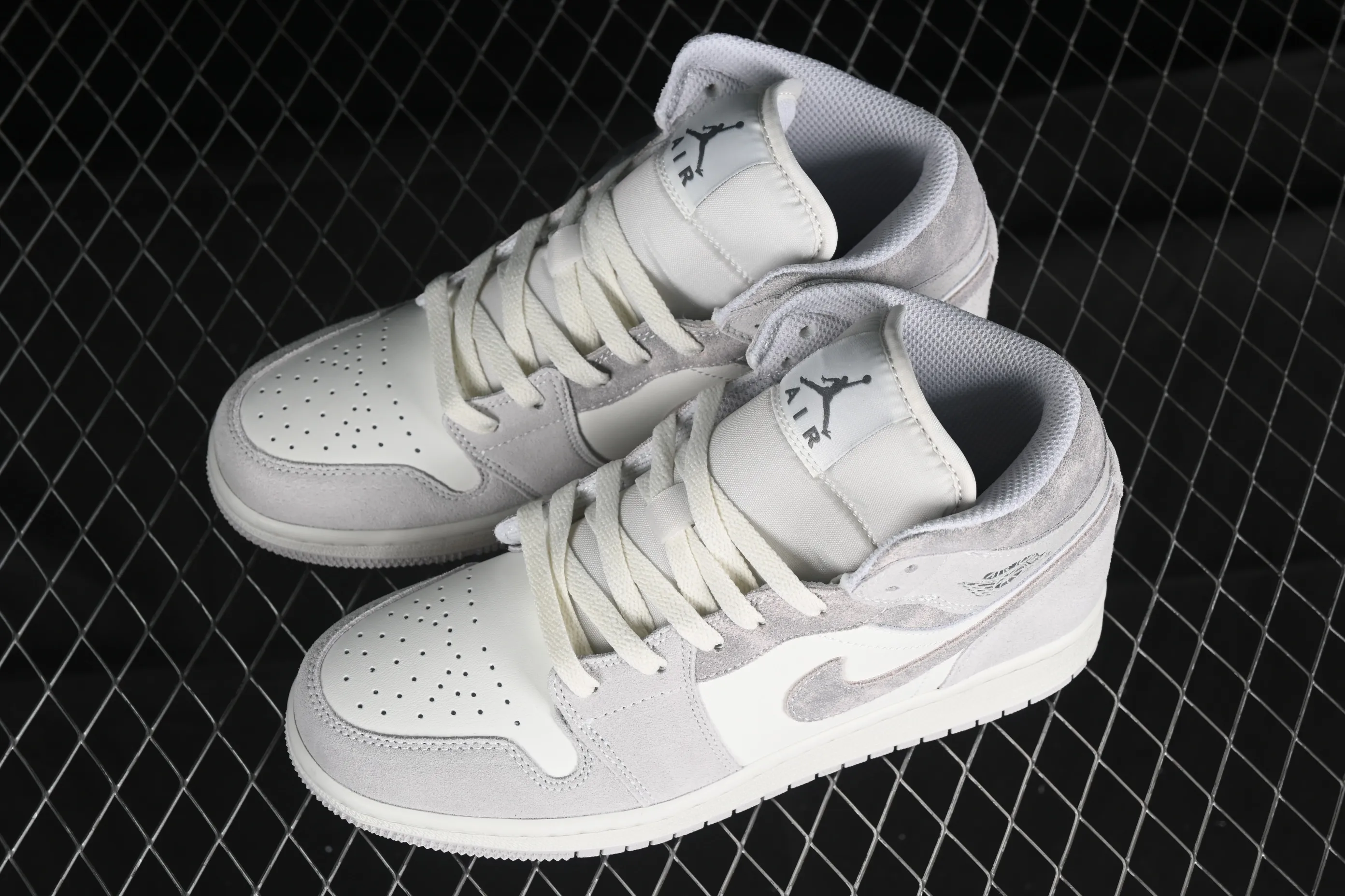 All categories Air Jordan Jordan series basketball shoes Air Jordan 1 Mid Air Jordan 1 Mid AJ1 Joe 1 white and gray color Zhongbang basketball shoes FQ7720-002